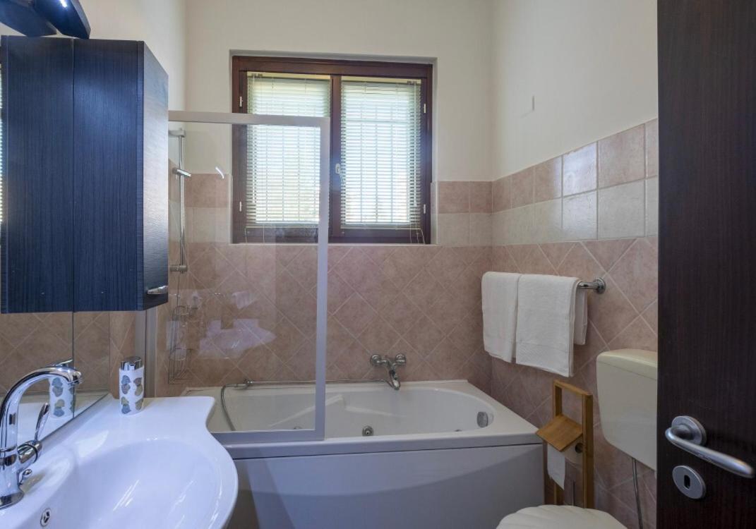 Appartamento In Villa Con Giardino A 300M Dal Lago Maggiore Castelletto sopra Ticino Eksteriør billede